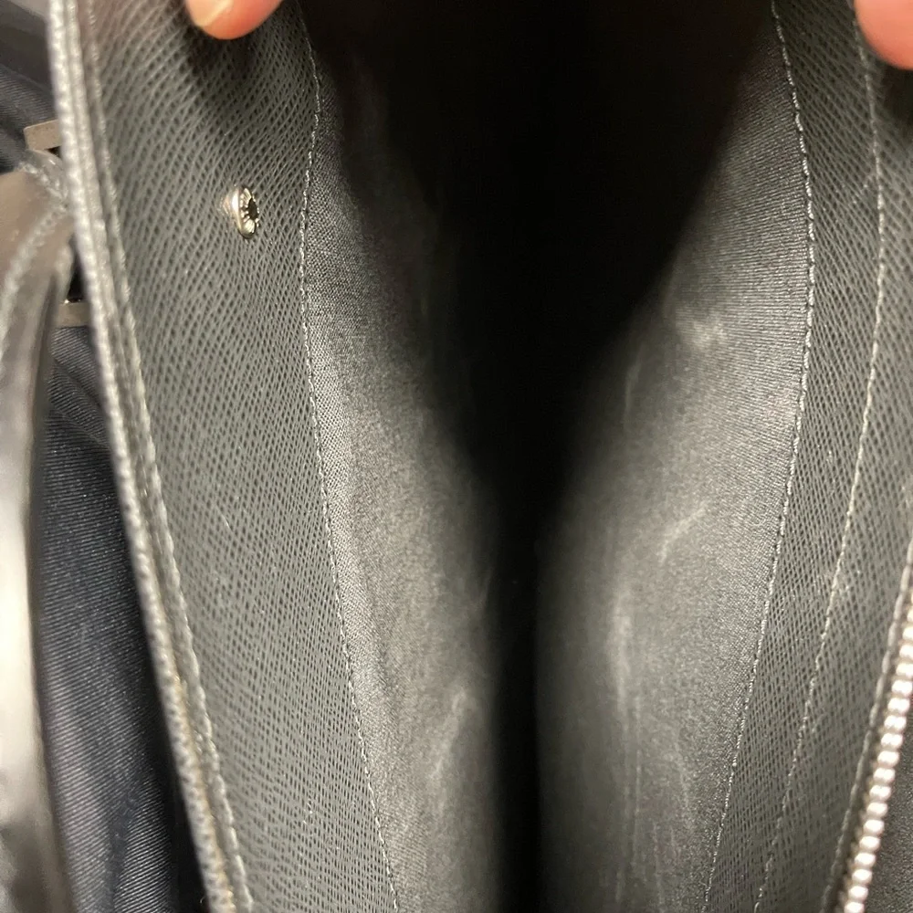 Louis Vuitton mens office bag. Slight Wear but in very good condition. - Picture 5 of 8